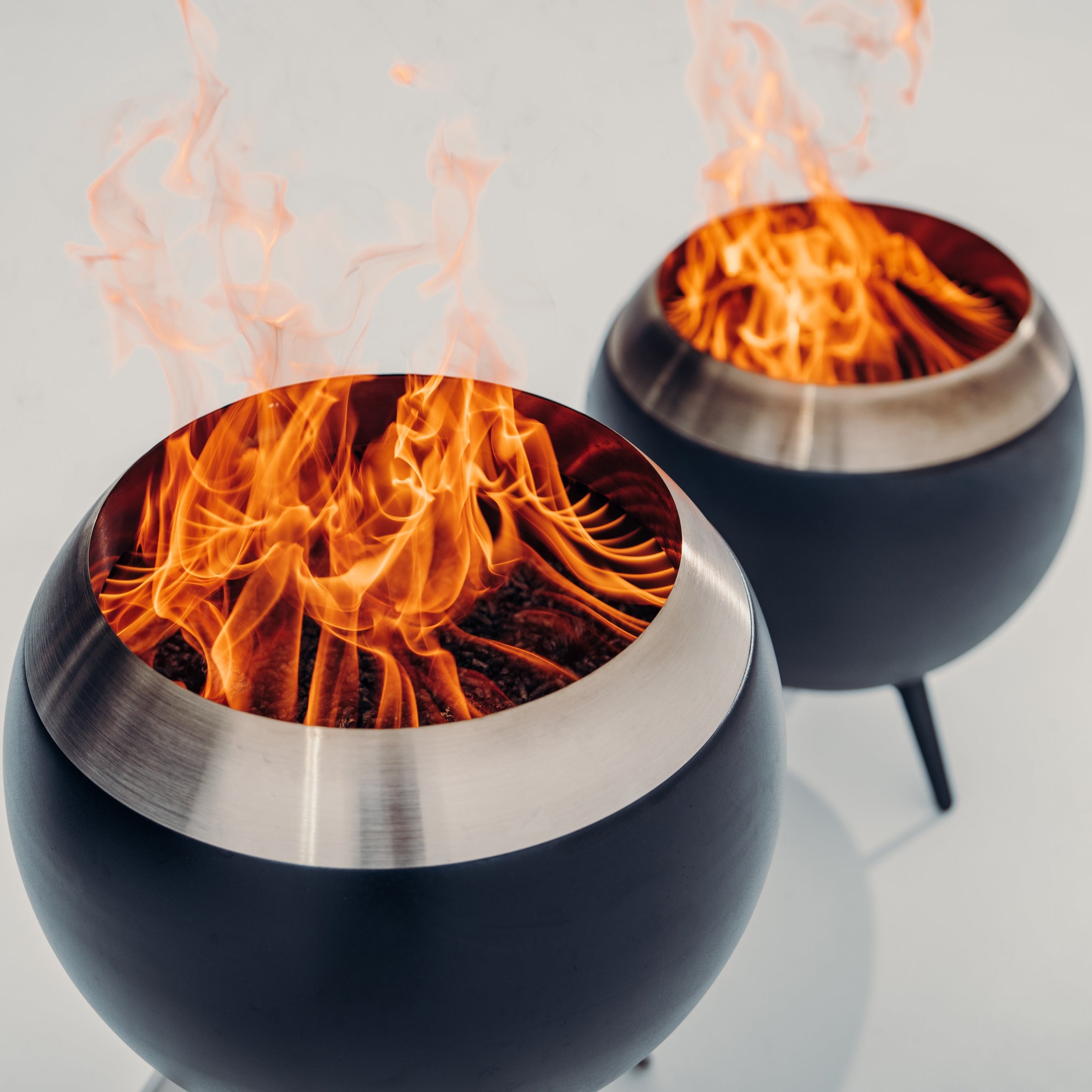 MOON 45 Fire basket with low feet