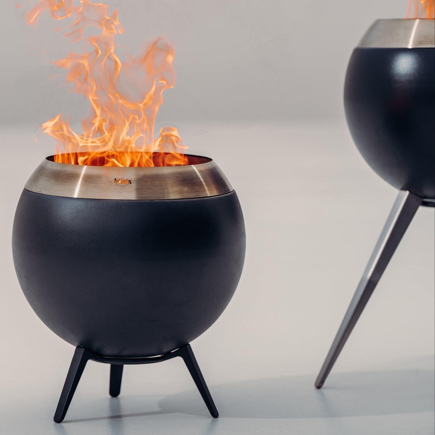 MOON 45 Fire basket with low feet
