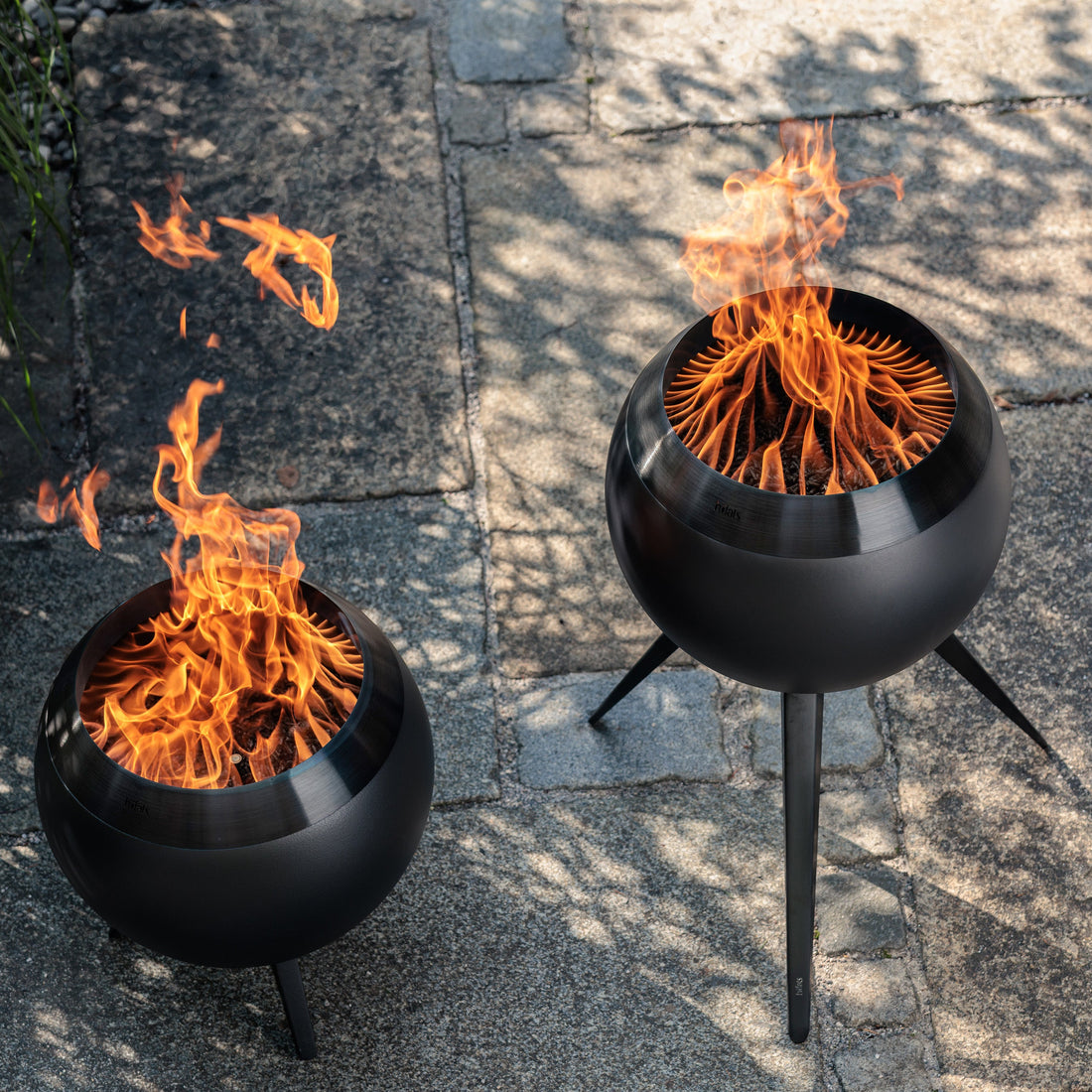 MOON 45 Fire Basket with low stand all black