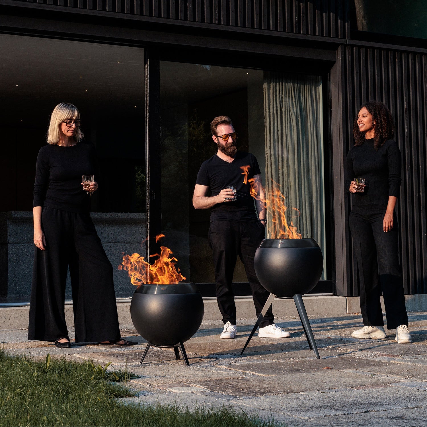 MOON 45 Fire Basket with high stand all black